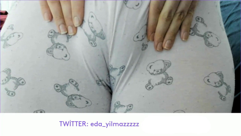 bigass_sexy_bigboobs: Cameltoe - opuchnięta cipka - masturbuje się piżamą