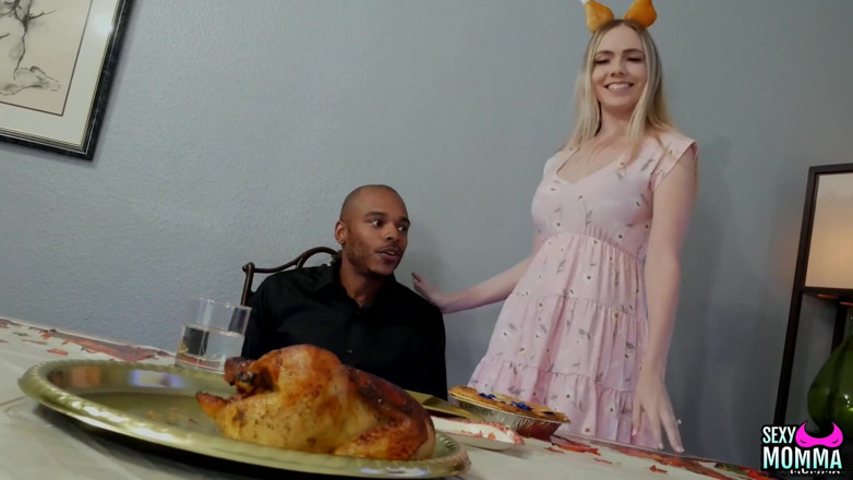 Sexy Momma XXX: Üvey anne ve üvey kızlarının Şükran Günü ikramı!
