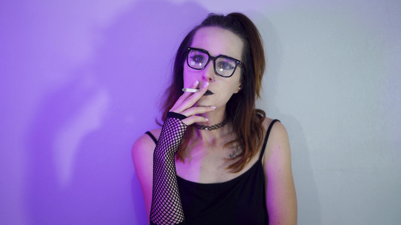 Alicia Robertz: Goth-mädchen raucht in netzstrümpfen