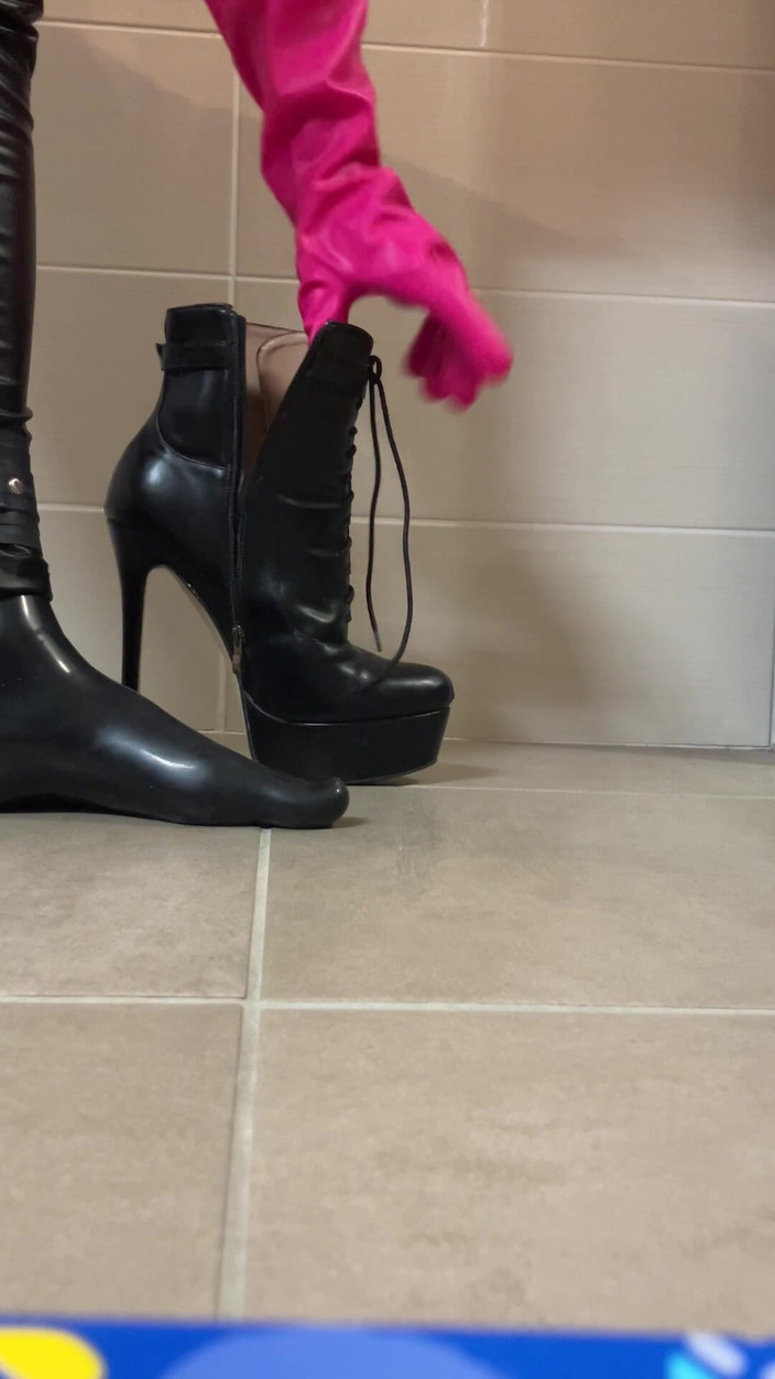 Celiasm: Latexstrumpa inkapslad i hög klack