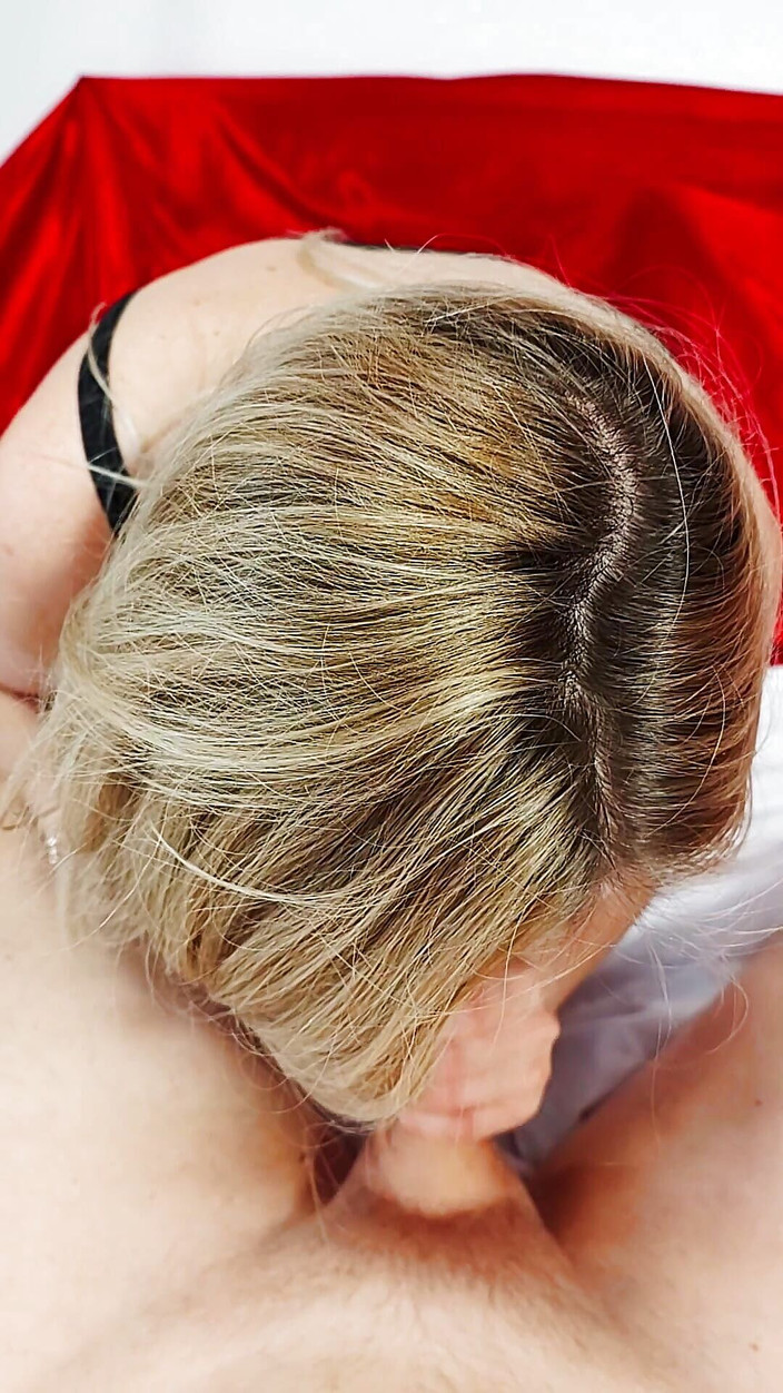 Lady_Blonde_in_Love: Красивая девушка-блондинка делает лучшую ногами. Большой камшот забрызгал мои ступни. Ступни пальцами все покрытые теплым молоком