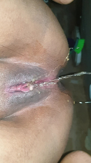 Tiyana: Ateşli evli kadın sert parmaklıyor ve işiyor