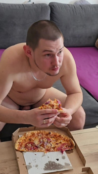 Comendo Pizza E Assistindo TV Completamente Nua