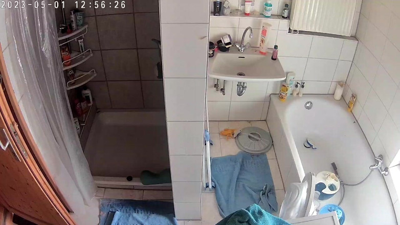 KittieNoOne: 再次在淋浴时自慰被抓包