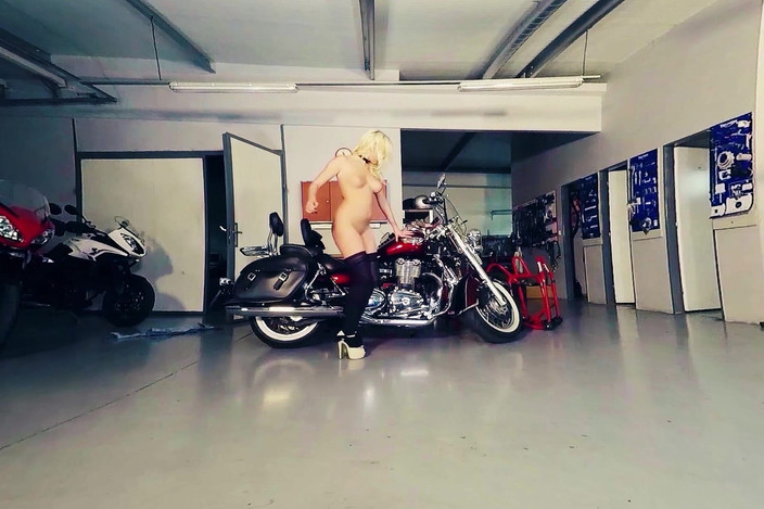 Bikes And Babes TV: Daisy lee di garasi moto