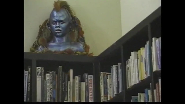 Vintage megastore: Две красивые милфы-блондинки-лесбиянки трахают друг друга большим страпоном