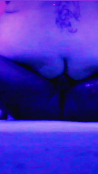 Šťastná dívka Kween Bunny B - hardcore šukání BBC v neonových světlech