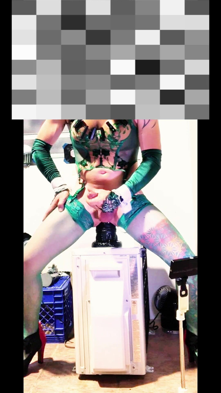 Benito414: TS Shemale v vysokých podpatcích velmi sexy zelené punčochy ukazující...