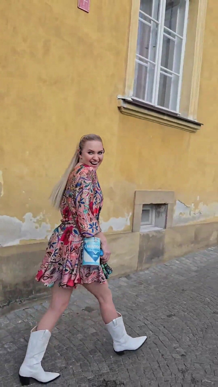 Flexble Hanna: Caught Me Pissing Outdoor but It Didn't Stop Me