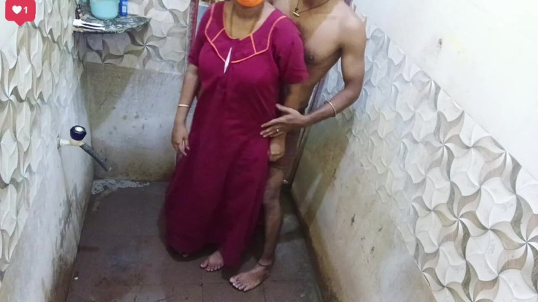 Mami4711: 핫한 녹음 비디오에서 화장실에서 펑킹하는 인도 마누라