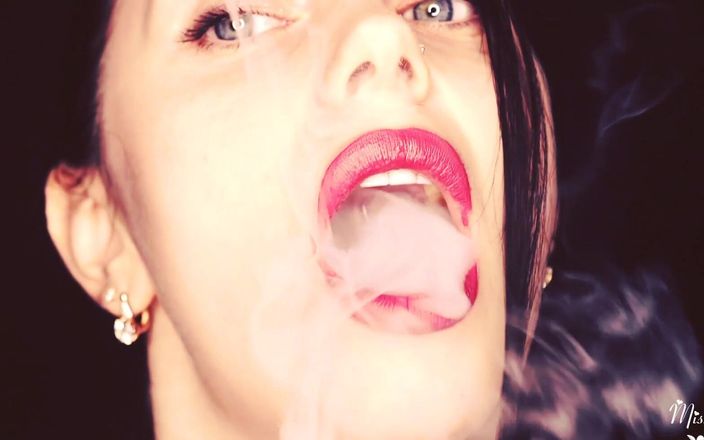 Goddess Misha Goldy: Sensual narguilé fumando com batom sexy em Meus Grandes Lábios