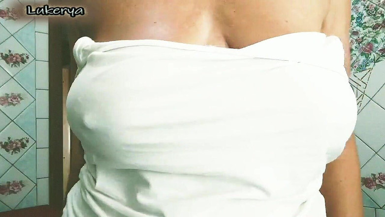 Lukerya: Osamělá žena v domácnosti na simulátoru třese jejím tlustým břichem a...