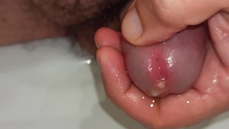 Kinky Guy: Close-up mijando e brincando com Peehole