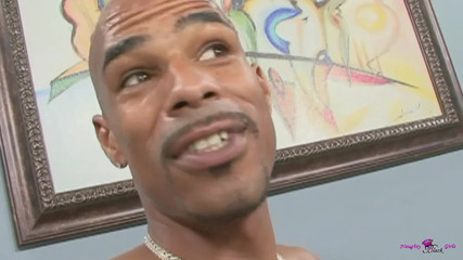 Naughty Black Girls: Rothaarige ist empfänglich für den Abschleppversuch und schlitzt fröhlich den...