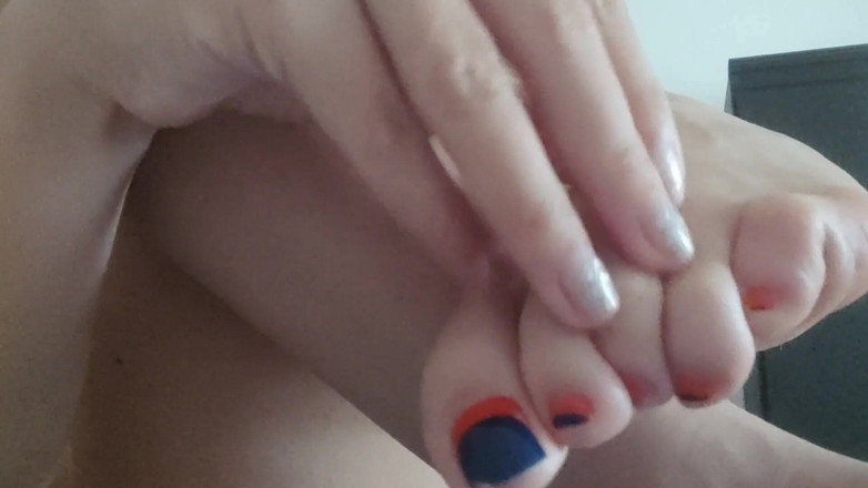 Amola bomb: Hmmm ... Känner mig uttråkad av att leka med mina fötter