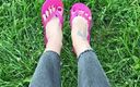 Julia domaina: Mes nouvelles tongs roses et mes pieds aux ongles roses...