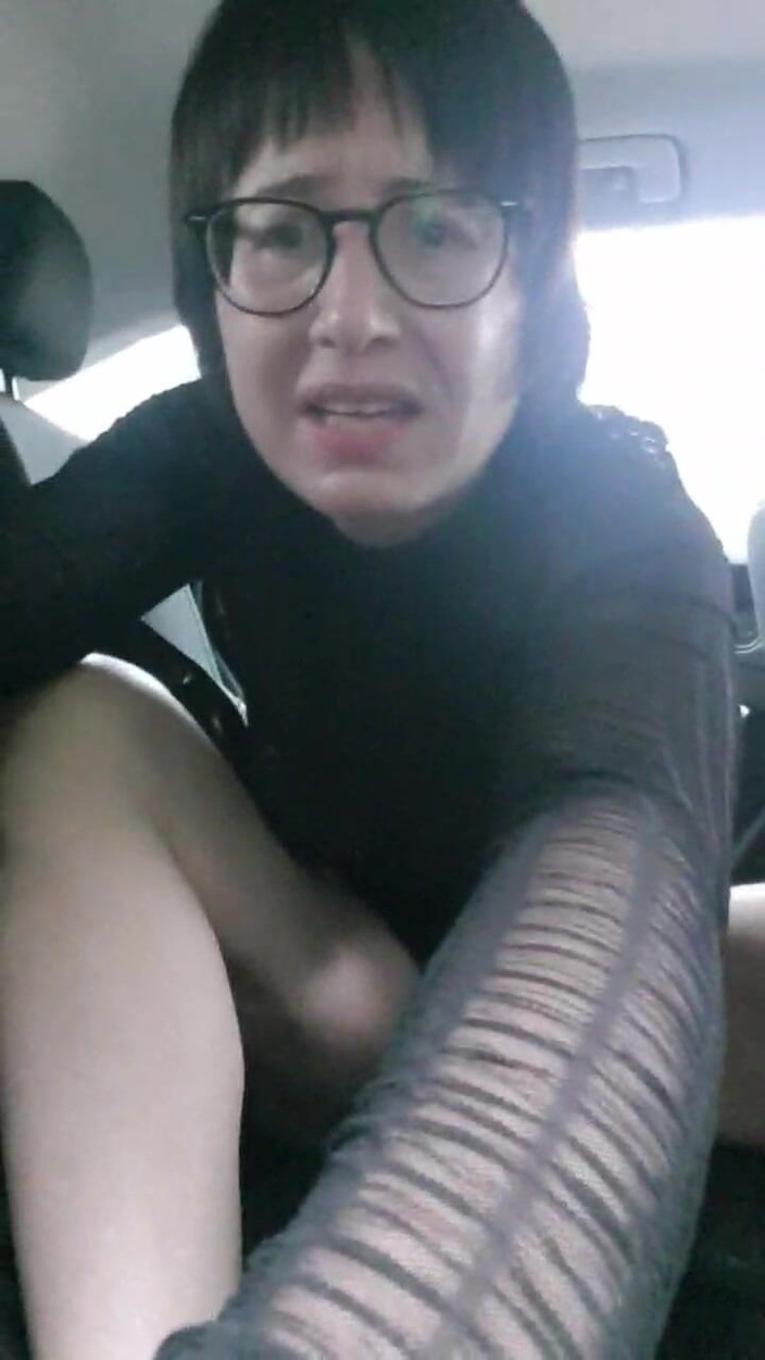 JulieEroticDress: La miLF squirta all'aperto nel parcheggio pubblico