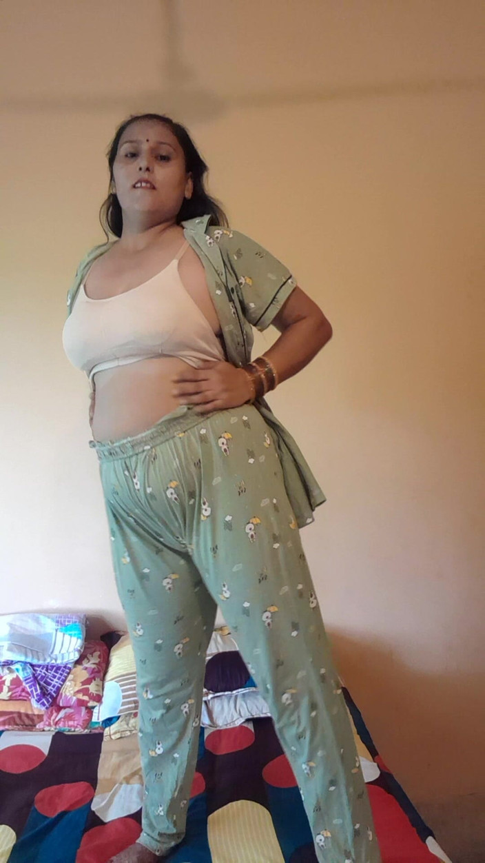 Puja555: Дезі дівчина танцює на ліжку