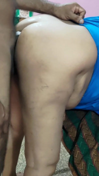 La Casalinga Desi Intrappola Il Ragazzo Delle Consegne in Acqua per Un Creampie Anale Selvaggio