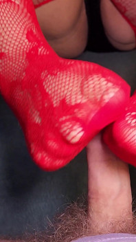 com os pés de gordinha em meias de renda vermelhas e calcinha preta