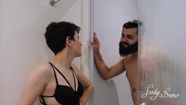 Lady Snow Brasil: Ngentot pantat dua cewek muda di seks threesome