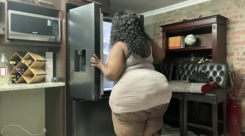 Legendary Booty Overdose: Black Giantess Teasing and Moaning