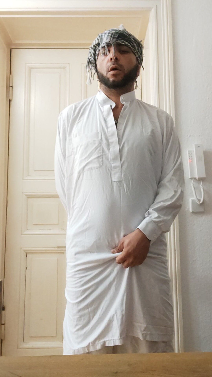 SmokedAlloy2: Pe masă, dj-bro excitat îmbrăcat ca un afgan pervers