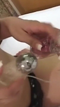 Jovem morena asiática esposa brinca com brinquedos para amante