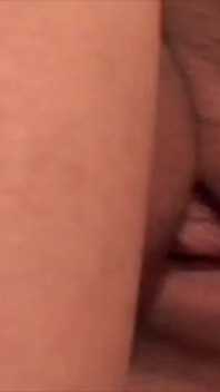 Questa ragazza troia ha scopato a pecorina sul tavolo del pub