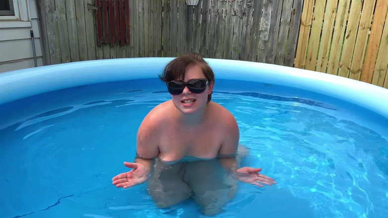 DollBabyLynn: 第一人称视角：泳池爬行者被抓！Anal Devore