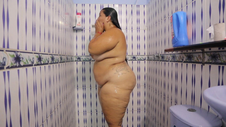 Lexly_16: Knubbig tjej tar en dusch och visar all sin fitta...