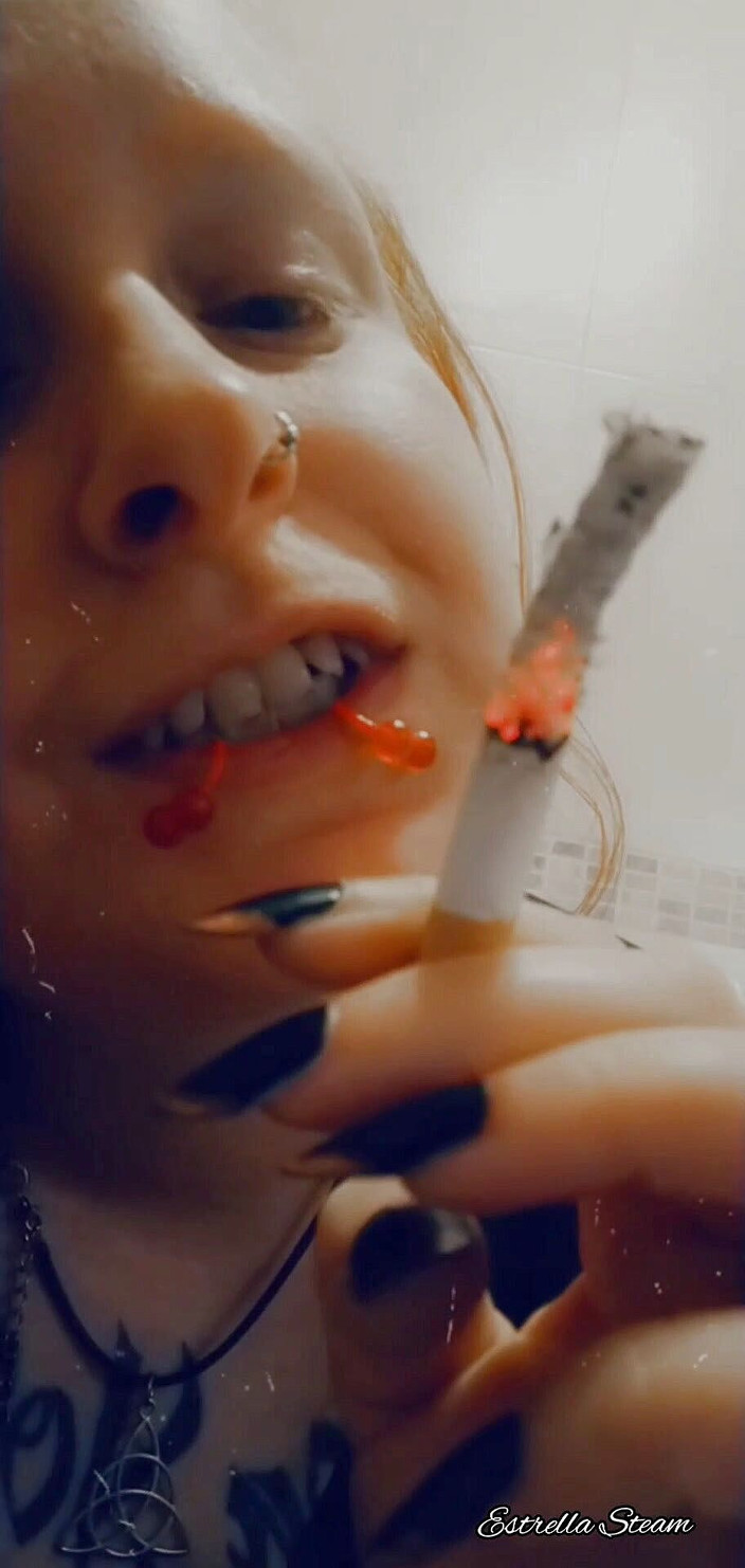 Estrella Steam: 담배 피우는 소녀 클로즈업