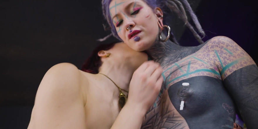 Miss Flora: Pelea de almohadas y diversión lésbica con Anuskatzz