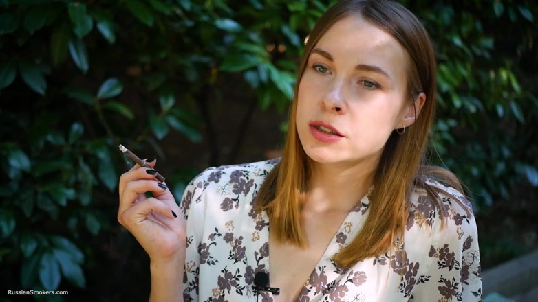 Russian Smokers: Evgeniya fumează o țigară puternică