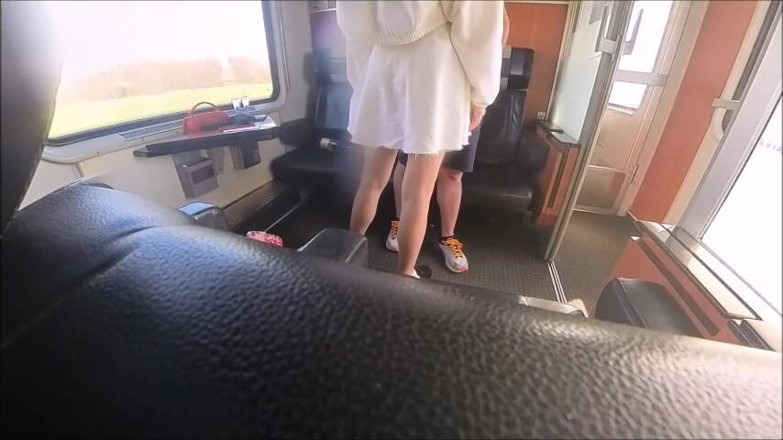Christi: Ditangkap berkongkek di atas kereta api. Omg 