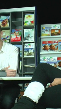 Sexy milf no puede resistirse y se folla a su amante en el banco de trabajo