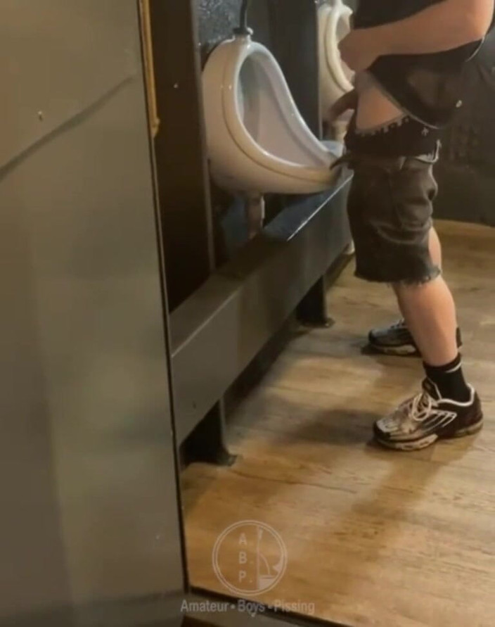 AmateurBoysPissing: Amatör kille fångad i offentlig urinal (han kan inte kissa så...