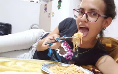 Me pongo tan cachonda siendo soltera que a veces follo vegetales y luego se las come sin lavar mi semen