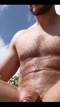 Presumiendo en la playa era un hermoso día, y quería ir a la playa gay / nudista para relajarse y divertirse un poco.