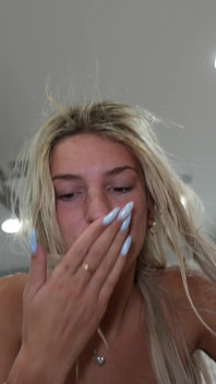 Una ragazza di 18 anni riceve un enorme creampie dal Presidente della Confraternita!