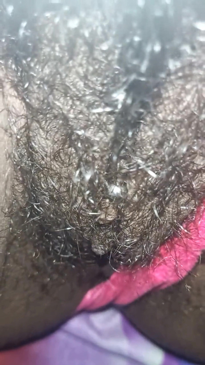 Super sexy ebony cuties: Detailní tření mé rušné chlupaté těsné kundičky