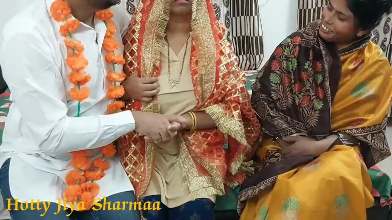 Hotty Jiya Sharmaa: Un couple indien baise pour la première nuit de noces,...