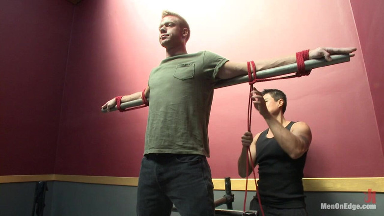 Men on Edge: La superstar du porno Christopher Daniels - attachée, toucher et border