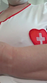 Wunderschöne große möpse einer Krankenschwester vor meiner Augen Nahaufnahme. Alte MILF schlaffe titten.