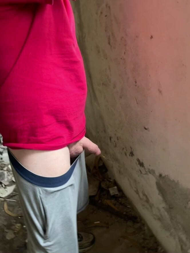 AmateurBoysPissing: Garoto Pego Mijando De Mãos Livres Em Um Prédio Abandonado