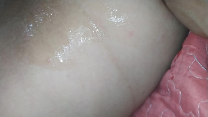 Lily & Theo: 超级激情的壮男吮吸我的脚趾，用手指插我的菊花和震动棒在我的阴蒂上，一切都在同一时间