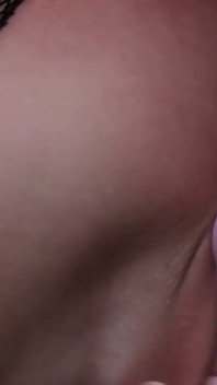 Un piercing obraznic pe o lesbiană poate condimenta tango pat o sumă surprinzător