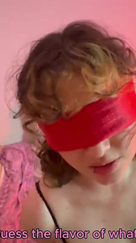 Vastgebonden en geblinddoekt neukt mijn huisgenoot me en mijn vriend betrapt ons bijna