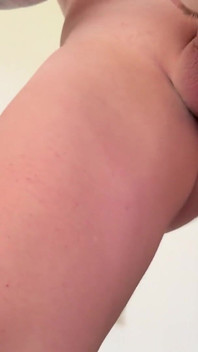Volví y encontré a mi amiga mirando mi muñeca sexual