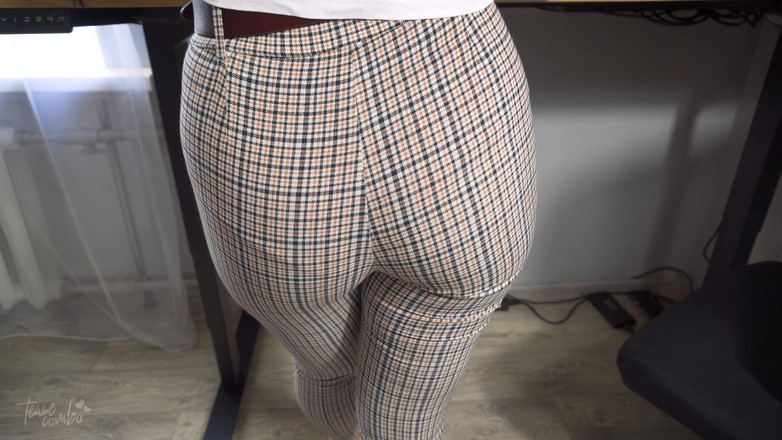 Teasecombo 4K: La ragazza dell'ufficio prende in giro il culo in mutandine...